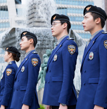 관광경찰 제복을 입은 여자 관광경찰관 1명과 남자 관관경찰관 2명