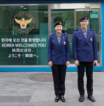 관광경찰센터 앞에 여자 관광경찰관과 남자 관광경찰관
